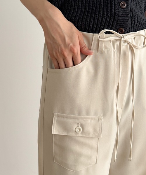 CANAL JEAN（キャナルジーン）の「BLUE BRICK　ストリングポケットスラックス（スラックス・レディース・チャコールグレー/ライトベージュ・2/1）」の16枚目の写真