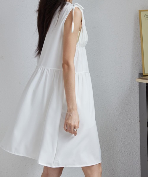 MAISON DE THERESE(メゾン ド テレーズ)の「肩リボンギャザーティアード ノースリーブワンピース(ワンピース・レディース・ブラック/ホワイト・M/L)」の3枚目の写真