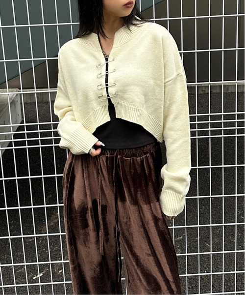 LVEU.（ラブユ.）の「【LVEU.】ピンデザインカーディガン / トップス カーディガン ニット ピン 羽織 クロップド ショート ブラック アイボリー ブルー（カーディガン/ボレロ・レディース・ブラック/アイボリー/ブルー・FREE）」の3枚目の写真