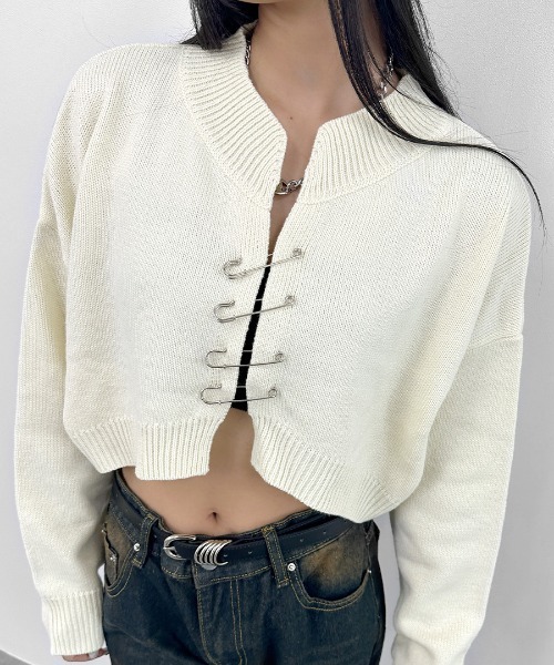 LVEU.（ラブユ.）の「【LVEU.】ピンデザインカーディガン / トップス カーディガン ニット ピン 羽織 クロップド ショート ブラック アイボリー ブルー（カーディガン/ボレロ・レディース・ブラック/アイボリー/ブルー・FREE）」の21枚目の写真