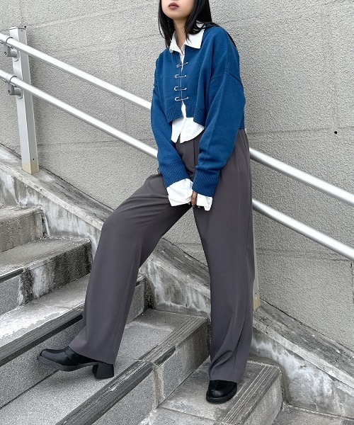 LVEU.（ラブユ.）の「【LVEU.】ピンデザインカーディガン / トップス カーディガン ニット ピン 羽織 クロップド ショート ブラック アイボリー ブルー（カーディガン/ボレロ・レディース・ブラック/アイボリー/ブルー・FREE）」の9枚目の写真