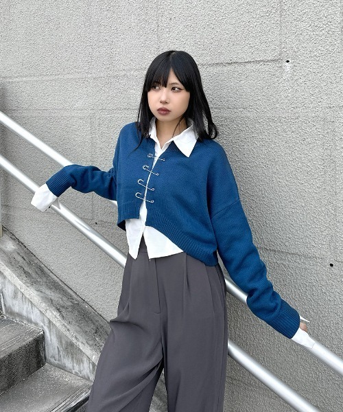 LVEU.（ラブユ.）の「【LVEU.】ピンデザインカーディガン / トップス カーディガン ニット ピン 羽織 クロップド ショート ブラック アイボリー ブルー（カーディガン/ボレロ・レディース・ブラック/アイボリー/ブルー・FREE）」の12枚目の写真