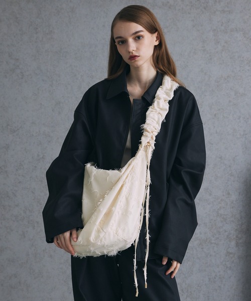 Spielio（シュピーリオ）の「【Spielio】fringe gathered shoulder bag/フリンジギャザーショルダーバッグ（ショルダーバッグ・メンズ・ブラック/オフホワイト・FREE）」の4枚目の写真