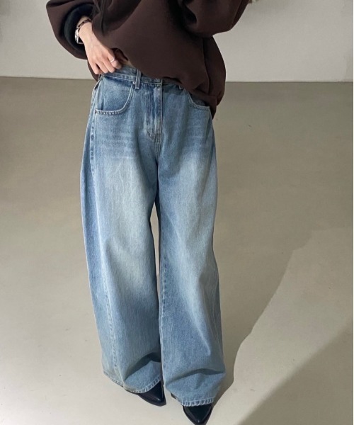 FREE STYLISTS(フリー スタイリスト)の「YUGA_YGMC サイドタック ワイドストレート デニムパンツ(デニムパンツ・レディース・ライトブルー/インディゴブルー/ブラック・S/M/L/FREE)」の1枚目の写真