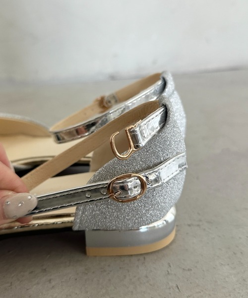 MYMOOD.(マイムード)の「グリッターストラップパンプス パーティーシューズ(パンプス・レディース・シルバー/ブラック・23.5cm/24.5cm)」の4枚目の写真
