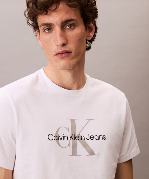 Calvin Klein(カルバン・クライン)の「【ユニセックス】モノロゴ Tシャツ(Tシャツ/カットソー・メンズ・ブラック/グレー/ホワイト/ブルー系その他/レッド/ピンク/ブルー系その他2/イエロー系その他・S/M/XL/L/XS)」の1枚目の写真