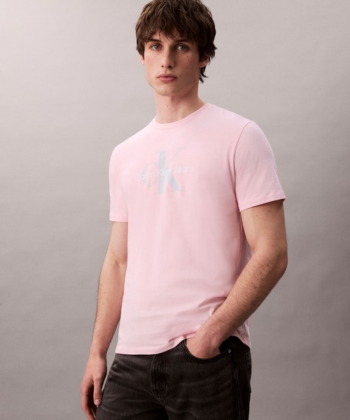 Calvin Klein(カルバン・クライン)の「【ユニセックス】モノロゴ Tシャツ(Tシャツ/カットソー・メンズ・ブラック/グレー/ホワイト/ブルー系その他/レッド/ピンク/ブルー系その他2/イエロー系その他・S/M/XL/L/XS)」の7枚目の写真