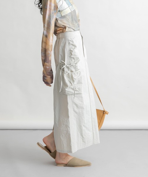 KBF(ケイビーエフ)の「ポケットディティールカーゴスカート(スカート・レディース・ライトグレー/ライトピンク/ブラック・ONE)」の5枚目の写真