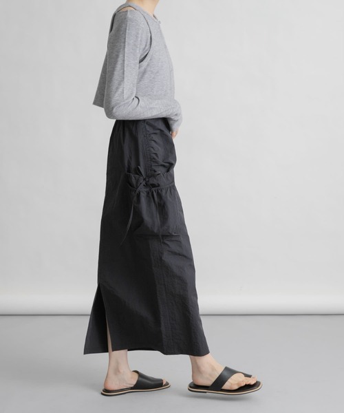 KBF(ケイビーエフ)の「ポケットディティールカーゴスカート(スカート・レディース・ライトグレー/ライトピンク/ブラック・ONE)」の7枚目の写真