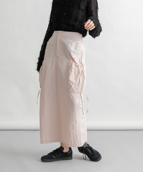 KBF(ケイビーエフ)の「ポケットディティールカーゴスカート(スカート・レディース・ライトグレー/ライトピンク/ブラック・ONE)」の11枚目の写真