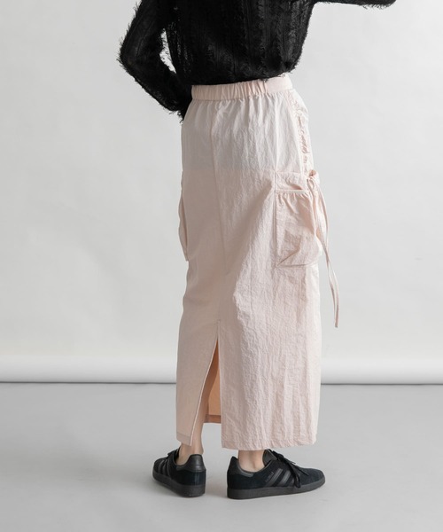 KBF(ケイビーエフ)の「ポケットディティールカーゴスカート(スカート・レディース・ライトグレー/ライトピンク/ブラック・ONE)」の12枚目の写真