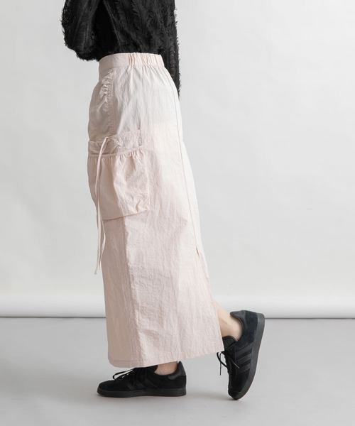 KBF(ケイビーエフ)の「ポケットディティールカーゴスカート(スカート・レディース・ライトグレー/ライトピンク/ブラック・ONE)」の14枚目の写真