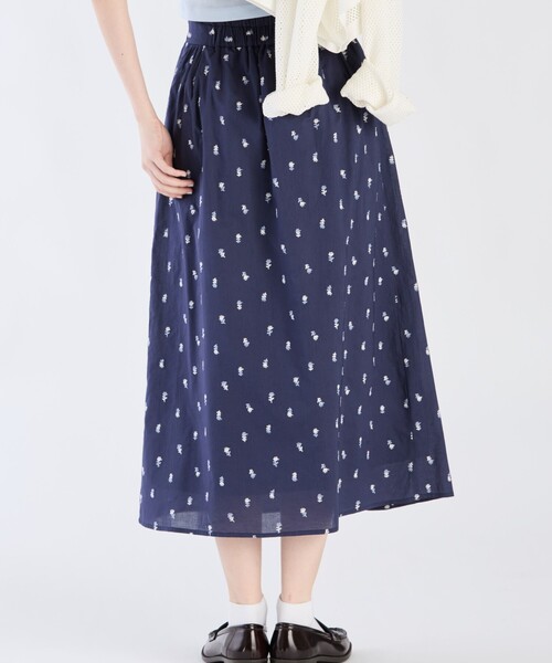 To b. by agnes b.(トゥービーバイアニエスベー)の「フラワーエンブロイダリースカート(スカート・レディース・ネイビー・38/36/40)」の5枚目の写真