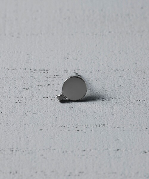 and cloud(アンドクラウド)の「Minimum Circle Black-Gray Diamond Pierce / Single(ピアス(片耳用)・レディース・イエローゴールド/シルバー/ブラック・FREE)」の2枚目の写真