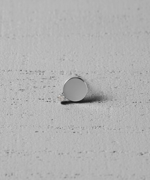 and cloud(アンドクラウド)の「Minimum Circle Black-Gray Diamond Pierce / Single(ピアス(片耳用)・レディース・イエローゴールド/シルバー/ブラック・FREE)」の4枚目の写真