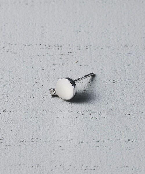 and cloud(アンドクラウド)の「Minimum Circle Black-Gray Diamond Pierce / Single(ピアス(片耳用)・レディース・イエローゴールド/シルバー/ブラック・FREE)」の5枚目の写真