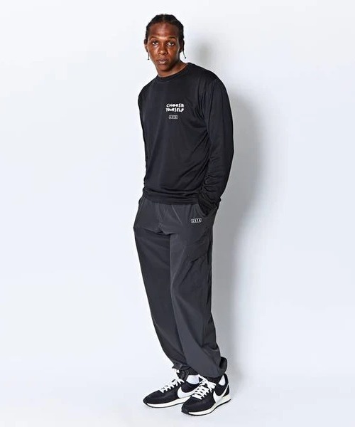 AKTR（アクター）の「AKTR URBAN JOGGER CARGO PANTS（アクター アーバン ジョガー カーゴ パンツ）（その他パンツ・メンズ・チャコール/ベージュ系・MEDIUM/LARGE/X-LARGE）」の2枚目の写真