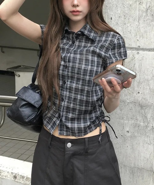 gossip！ロサンゼルス（ゴシップロサンゼルス）の「【Y2Kガーリー】 レトロ チェック ストリング  サイドシャーリング 半袖シャツ  ガーリー（Tシャツ/カットソー・レディース・ホワイト/ブラック/ブラック系その他/ブルー/チェック/ブラック系その他2/ブラック系その他3/ブラウン・FREE）」の4枚目の写真