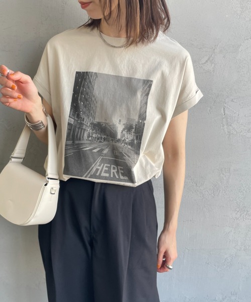 MICA&DEAL（マイカ＆ディール）の「[MICA&DEAL/マイカアンドディール] CITY PHOTO プリントTシャツ（Tシャツ/カットソー・レディース・ホワイト/ベージュ・F）」の2枚目の写真