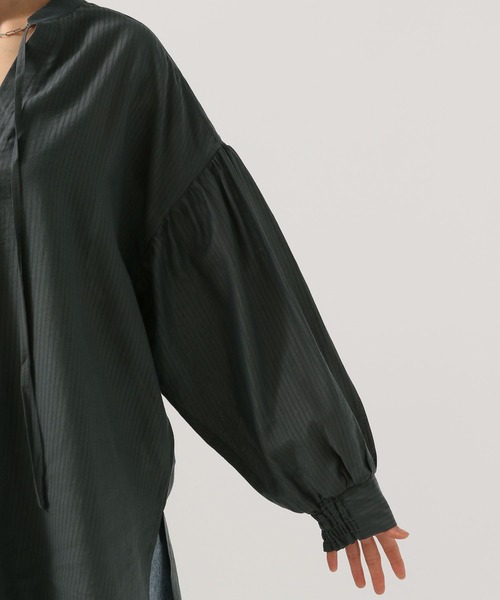 BAYFLOW（ベイフロー）の「[軽くて柔らかい]ボリュームスリーブシアーチュニック（チュニック・レディース・ブルー/ホワイト/チャコール・FREE）」の9枚目の写真