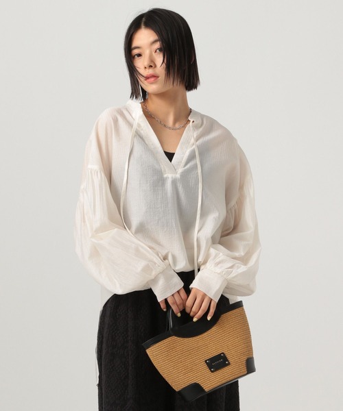 BAYFLOW（ベイフロー）の「[軽くて柔らかい]ボリュームスリーブシアーチュニック（チュニック・レディース・ブルー/ホワイト/チャコール・FREE）」の22枚目の写真