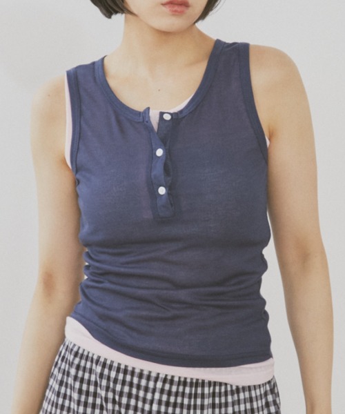MERLOT（メルロー）の「フェイクレイヤードヘンリーネックバイカラータンク（タンクトップ・レディース・ブラウン/ブラック/ネイビー・FREE）」の3枚目の写真