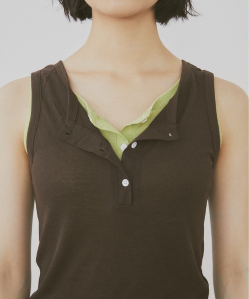 MERLOT（メルロー）の「フェイクレイヤードヘンリーネックバイカラータンク（タンクトップ・レディース・ブラウン/ブラック/ネイビー・FREE）」の2枚目の写真