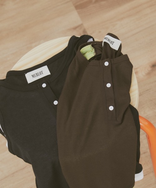 MERLOT（メルロー）の「フェイクレイヤードヘンリーネックバイカラータンク（タンクトップ・レディース・ブラウン/ブラック/ネイビー・FREE）」の11枚目の写真