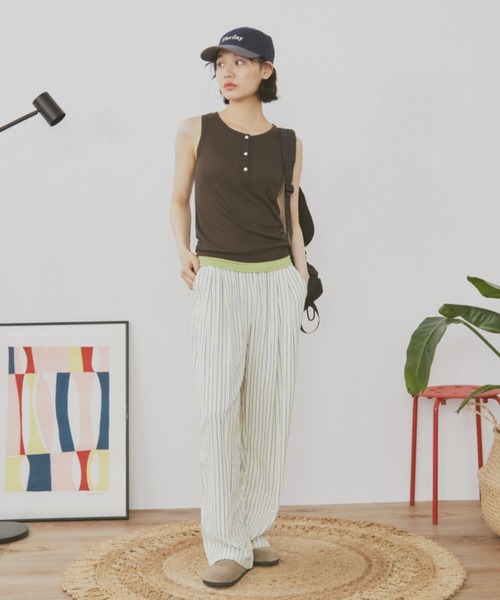 MERLOT（メルロー）の「フェイクレイヤードヘンリーネックバイカラータンク（タンクトップ・レディース・ブラウン/ブラック/ネイビー・FREE）」の6枚目の写真