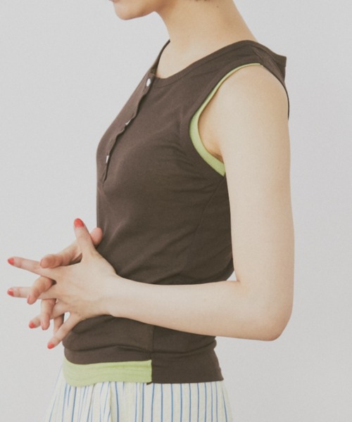 MERLOT（メルロー）の「フェイクレイヤードヘンリーネックバイカラータンク（タンクトップ・レディース・ブラウン/ブラック/ネイビー・FREE）」の19枚目の写真