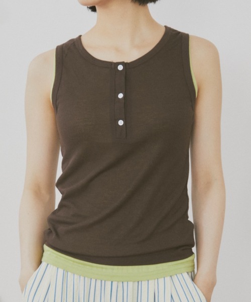 MERLOT（メルロー）の「フェイクレイヤードヘンリーネックバイカラータンク（タンクトップ・レディース・ブラウン/ブラック/ネイビー・FREE）」の18枚目の写真
