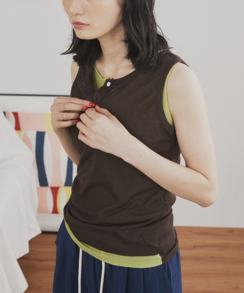 MERLOT（メルロー）の「フェイクレイヤードヘンリーネックバイカラータンク（タンクトップ・レディース・ブラウン/ブラック/ネイビー・FREE）」の21枚目の写真
