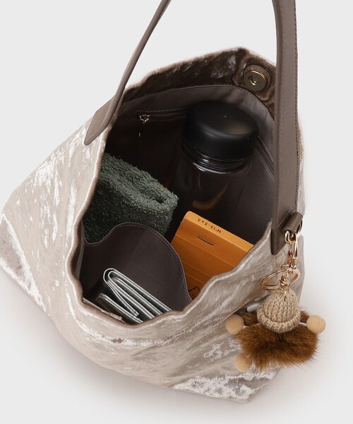 UNTITLED（アンタイトル）の「【トレンド／バッグチャーム付き】ワンハンドルバッグ（ショルダーバッグ・レディース・ブラック/ベージュ/ベージュ系5・99）」の11枚目の写真