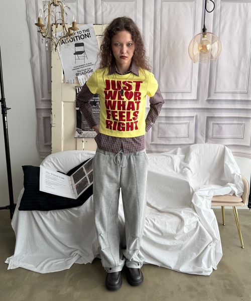 SHAGGIE(シャギー)の「【SNSで話題のコンパクトT!】コンパクトロゴショート丈Tシャツ(Tシャツ/カットソー・レディース・イエロー/ホワイト/レッド/ブラック×ホワイト/ブラック・FREE)」の19枚目の写真