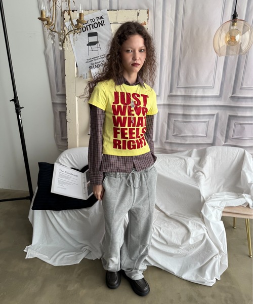 SHAGGIE(シャギー)の「【SNSで話題のコンパクトT!】コンパクトロゴショート丈Tシャツ(Tシャツ/カットソー・レディース・イエロー/ホワイト/レッド/ブラック×ホワイト/ブラック・FREE)」の17枚目の写真