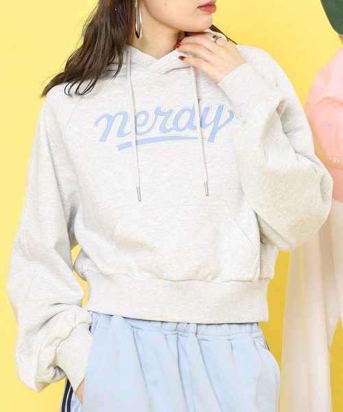 NERDY(ノルディ)の「カーシブロゴフーディー(パーカー・レディース・ホワイト/ピンク/ブルー/グレー・M/SS/S)」の2枚目の写真