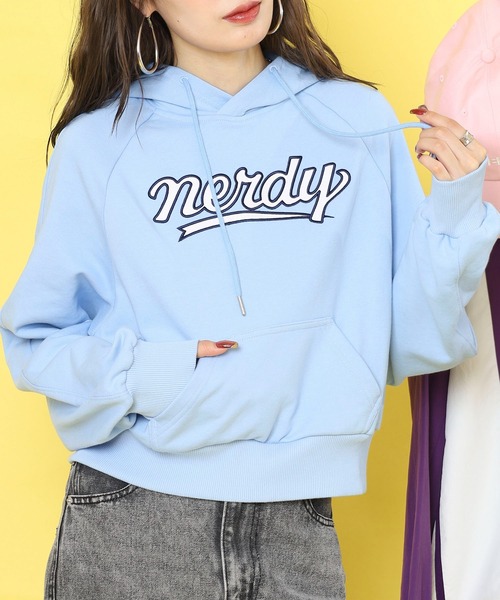 NERDY(ノルディ)の「カーシブロゴフーディー(パーカー・レディース・ホワイト/ピンク/ブルー/グレー・M/SS/S)」の3枚目の写真