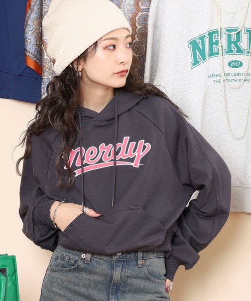 NERDY(ノルディ)の「カーシブロゴフーディー(パーカー・レディース・ホワイト/ピンク/ブルー/グレー・M/SS/S)」の22枚目の写真