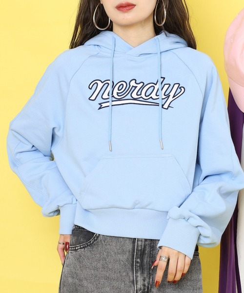 NERDY(ノルディ)の「カーシブロゴフーディー(パーカー・レディース・ホワイト/ピンク/ブルー/グレー・M/SS/S)」の9枚目の写真