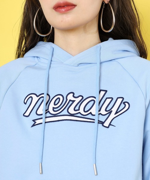 NERDY(ノルディ)の「カーシブロゴフーディー(パーカー・レディース・ホワイト/ピンク/ブルー/グレー・M/SS/S)」の11枚目の写真