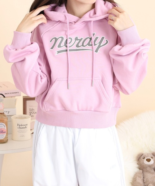 NERDY(ノルディ)の「カーシブロゴフーディー(パーカー・レディース・ホワイト/ピンク/ブルー/グレー・M/SS/S)」の13枚目の写真