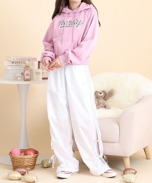 NERDY(ノルディ)の「カーシブロゴフーディー(パーカー・レディース・ホワイト/ピンク/ブルー/グレー・M/SS/S)」の17枚目の写真