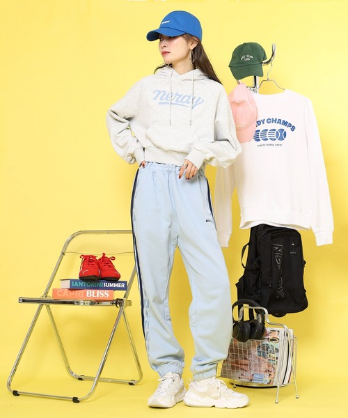 NERDY(ノルディ)の「カーシブロゴフーディー(パーカー・レディース・ホワイト/ピンク/ブルー/グレー・M/SS/S)」の6枚目の写真