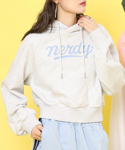 NERDY(ノルディ)の「カーシブロゴフーディー(パーカー・レディース・ホワイト/ピンク/ブルー/グレー・M/SS/S)」の5枚目の写真