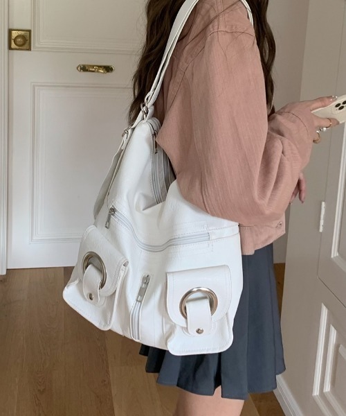 yuue' ( wear )(ユーイ)の「3WAY大容量リングポケットショルダーバッグ/リュック/A4サイズ対応(ショルダーバッグ・レディース・ホワイト/ブラック・FREE)」の4枚目の写真