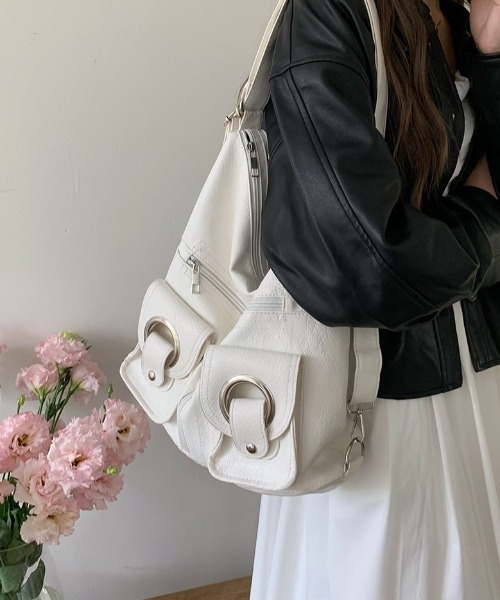 yuue' ( wear )(ユーイ)の「3WAY大容量リングポケットショルダーバッグ/リュック/A4サイズ対応(ショルダーバッグ・レディース・ホワイト/ブラック・FREE)」の7枚目の写真