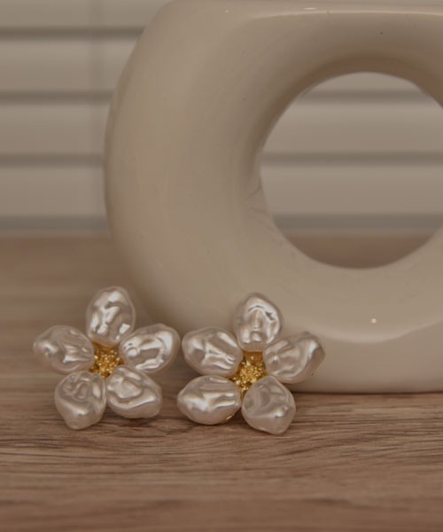 Mayree(メイリー)の「【resonance】フラワーモチーフ バロックパール×ゴールド ピアス(ピアス(両耳用)・レディース・ホワイト系・FREE)」の3枚目の写真