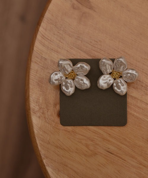 Mayree(メイリー)の「【resonance】フラワーモチーフ バロックパール×ゴールド ピアス(ピアス(両耳用)・レディース・ホワイト系・FREE)」の5枚目の写真
