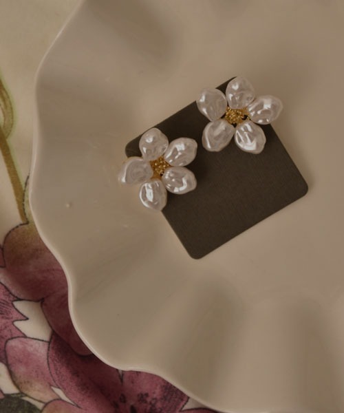 Mayree(メイリー)の「【resonance】フラワーモチーフ バロックパール×ゴールド ピアス(ピアス(両耳用)・レディース・ホワイト系・FREE)」の6枚目の写真
