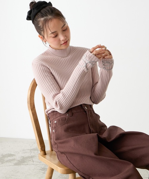 forksy.（フォルクシー）の「【forksy.】コード刺繍ハイネックリブニットプルオーバー（ニット/セーター・レディース・ブルー/チャコール/ブラウン/アイボリー/ブラック/マスタード/グリーン/ピンク/ワインレッド・FREE）」の8枚目の写真
